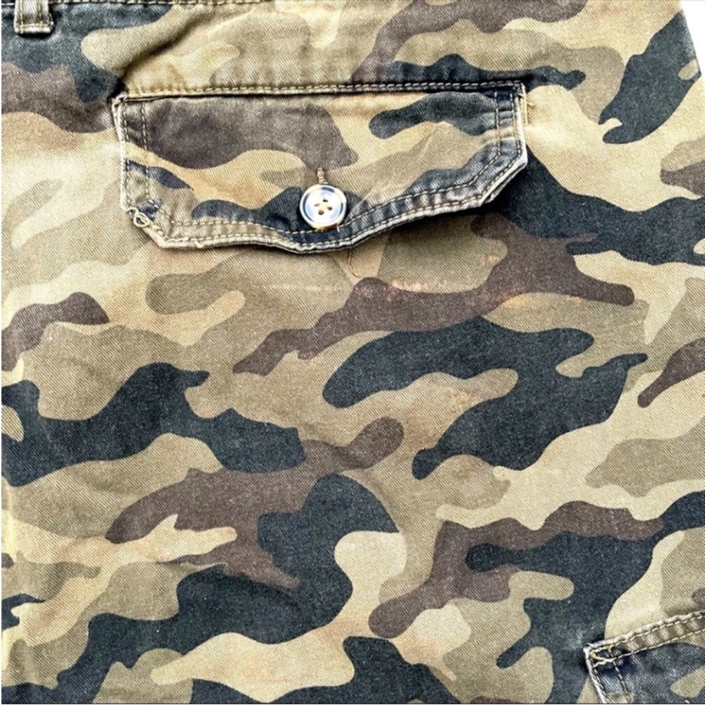 Black and Green Cargo Shorts with Relaxed Fit - Picture 6 of 10